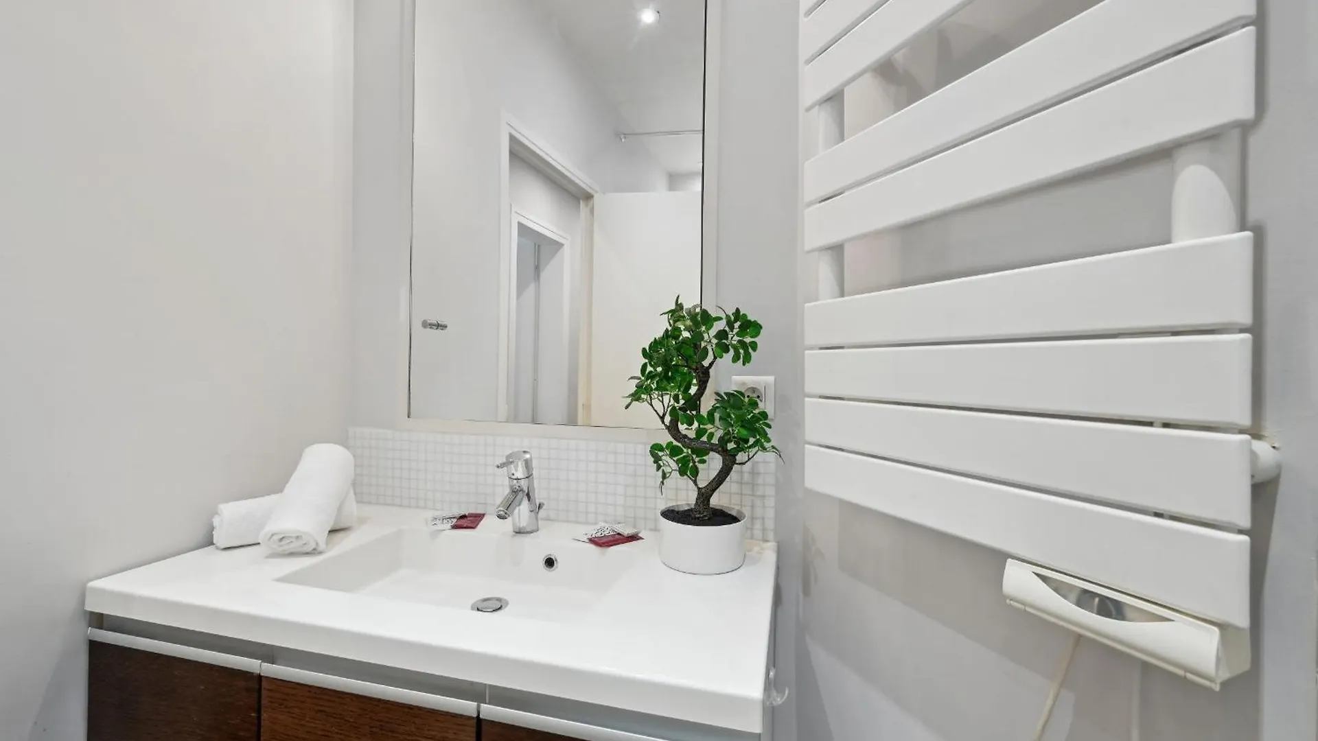 Apartment Bnbnova - Champs-Elysees & Arc De Triomphe Paris